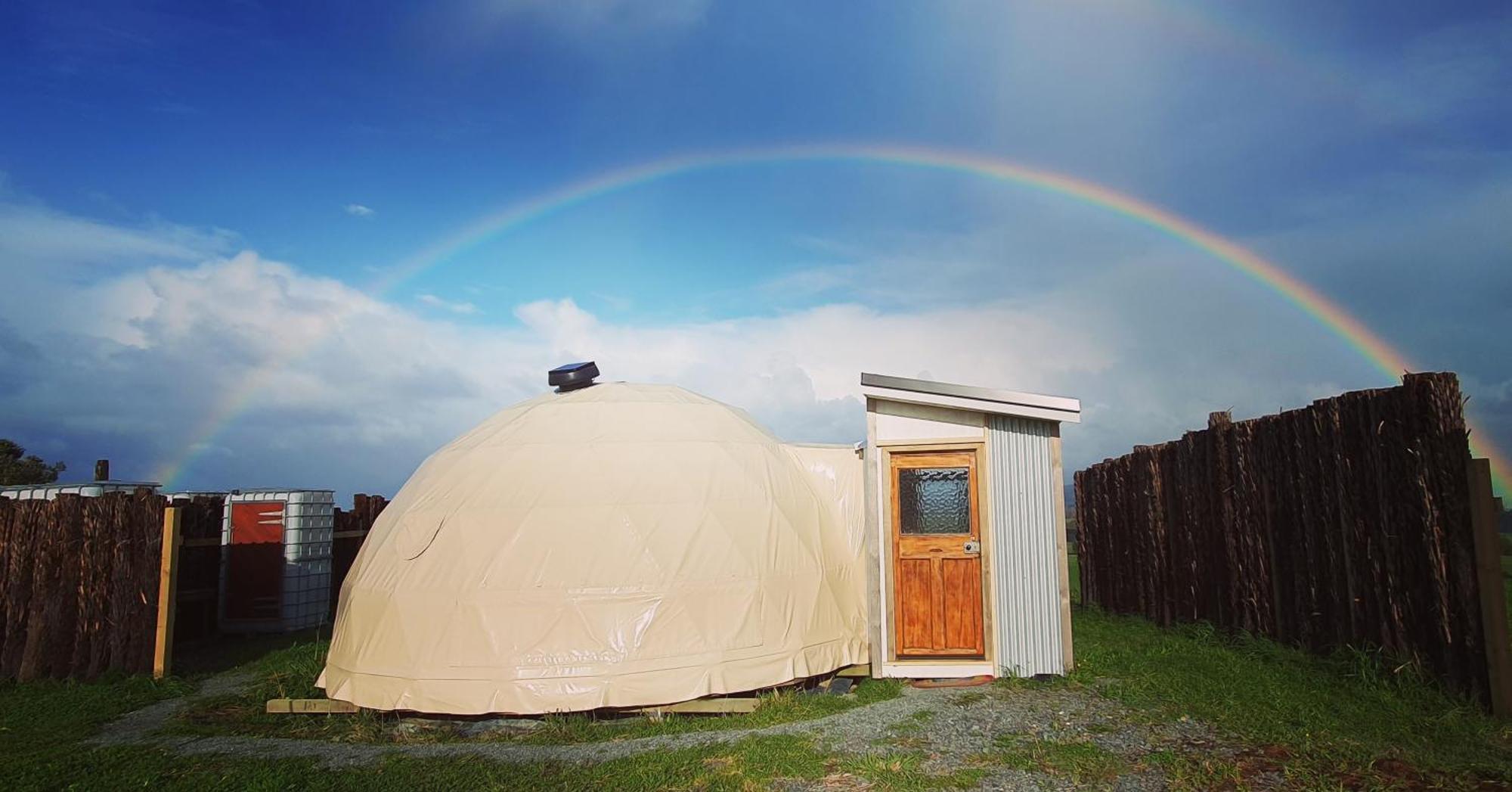 ホテル 1 Waipu Off-Grid Eco Seaview Geodesic Glamping Dome エクステリア 写真